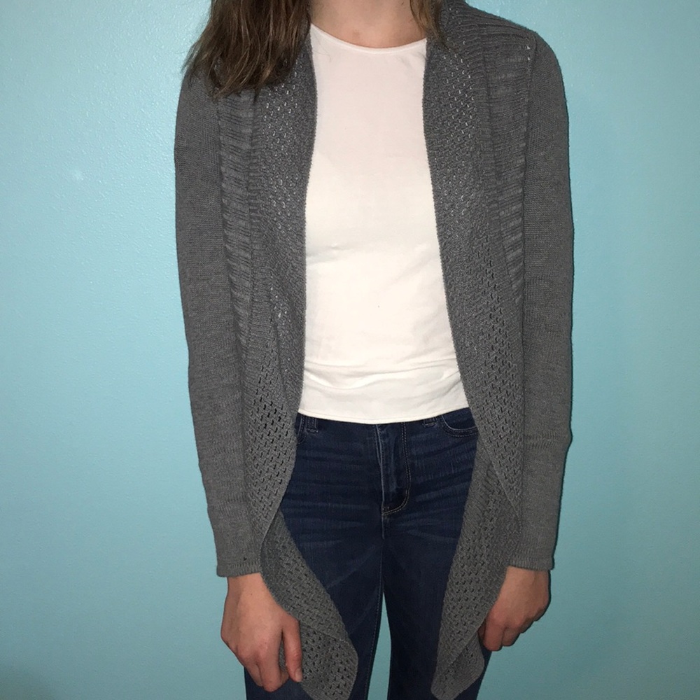 Daisy Fuentes gray cardigan.